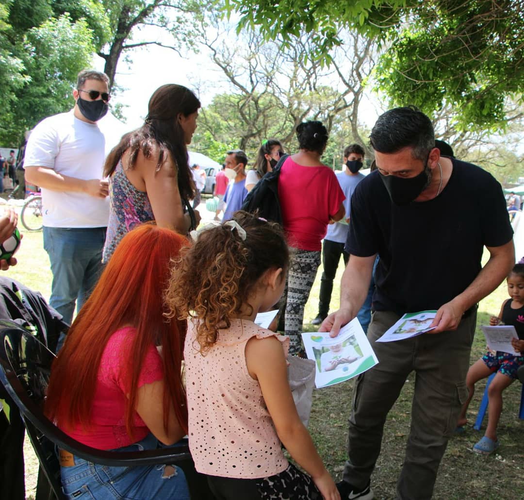 GrSecretaria's tweet photo. Acompañando al intendente @maurosgarcia el secretario de producción @diegonasser junto al equipo de ambiente @leansouki y de producción Agropecuaria Diego Merlo @fedechimenti participó de la Feria Itinerante se viene realizando los días sábados en diferentes barrios el distrito. https://t.co/gXHuZU1iTR