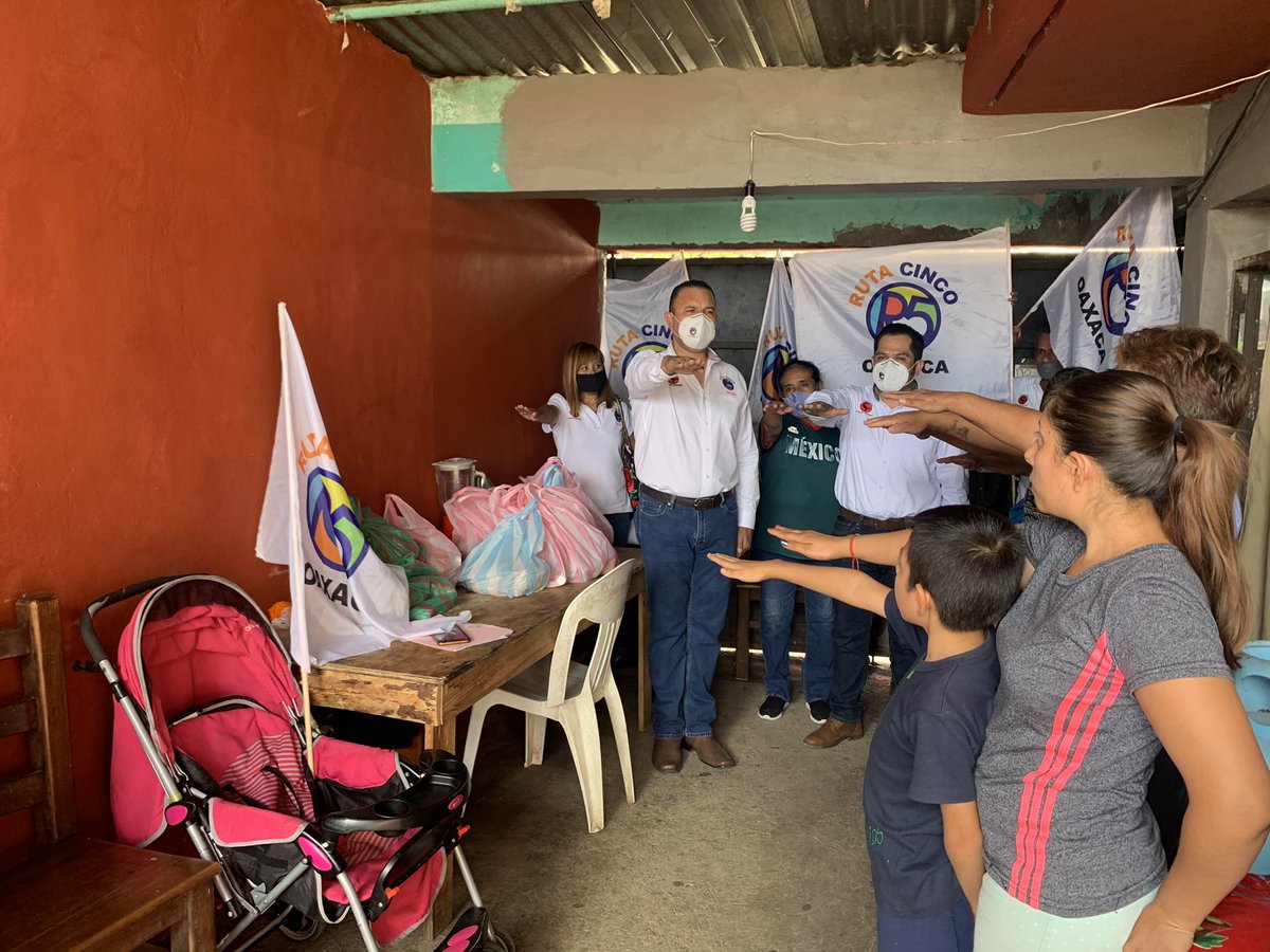 CarlosSarabiaC's tweet photo. Buena jornada la de hoy se sumaron otros 6 comités y vamos por más, con todo en Oaxaca, estamos sumando a las mejores mujeres y hombres para resarcir el debilitado tejido social oaxaqueño, sumando esfuerzos lo vamos a lograr mi líder @ManuelEspino, @ReyVillagrana https://t.co/yMlOHTQGz7
