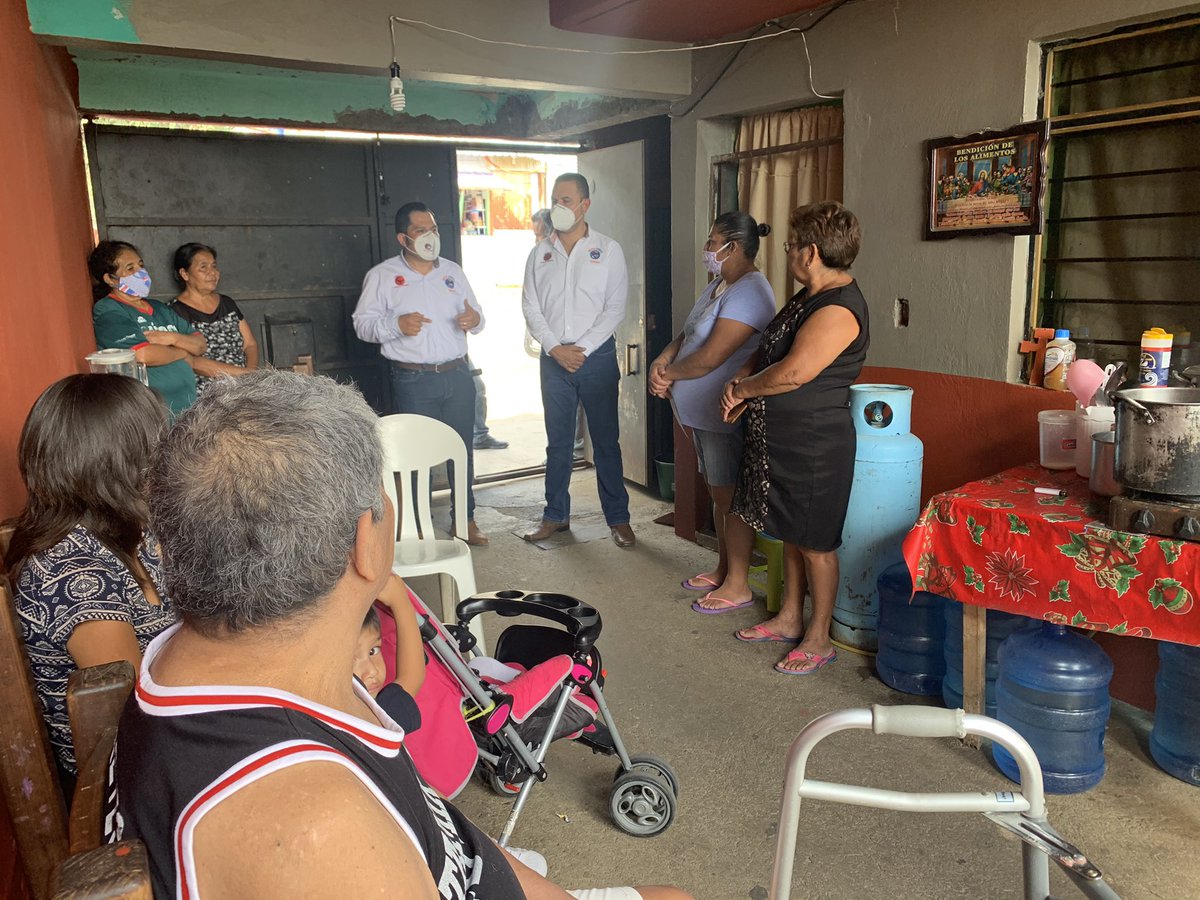 CarlosSarabiaC's tweet photo. Buena jornada la de hoy se sumaron otros 6 comités y vamos por más, con todo en Oaxaca, estamos sumando a las mejores mujeres y hombres para resarcir el debilitado tejido social oaxaqueño, sumando esfuerzos lo vamos a lograr mi líder @ManuelEspino, @ReyVillagrana https://t.co/yMlOHTQGz7