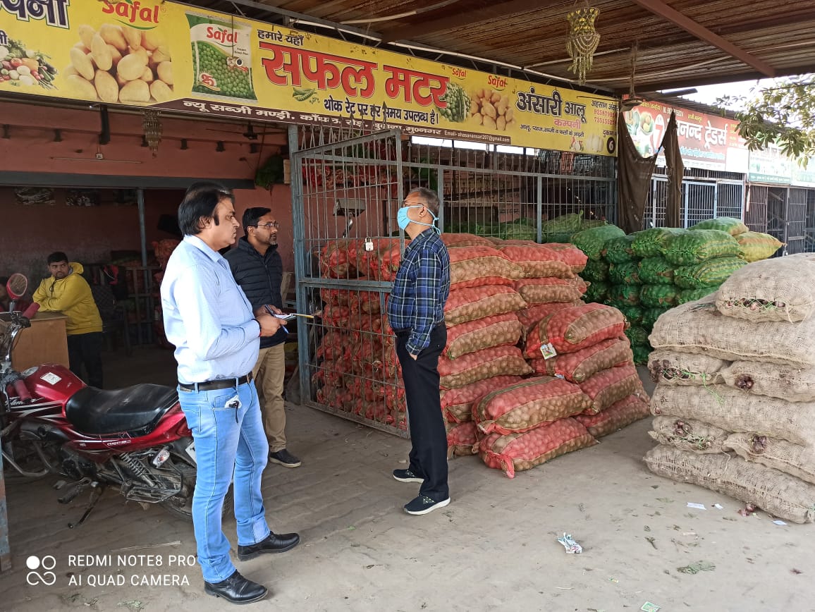 आलू प्याज के कालाबाजार पर  रोकथाम के लिए थोक विक्रेताओ के स्टाक की चेकिंग व मिटिंग ।