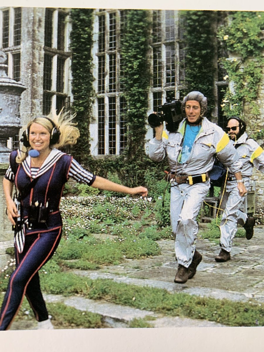 AnnekaRice's tweet photo. “WHOOP! FIRE UP THE HELICOPTER. BOOK THE REMOVAL VAN! COME ON EVERYONE, LETS GO AND  HELP!” https://t.co/qnQF7opZAm