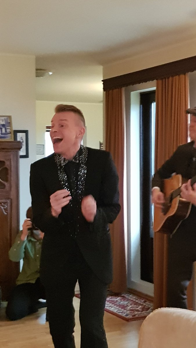 Ég færði mömmu og pabba 
#listagjof2020 og það var enginn annar en Páll Óskar sem mætti inn á stofugólf takk <a href="/listahatid/">Listahátíð í Reykjavík | Reykjavik Arts Festival</a> #listahátíð2020