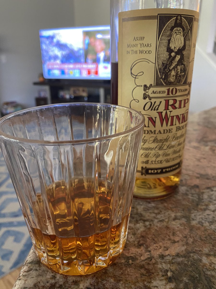 CigarGuru123's tweet photo. @JamesKosur Dippin into the good stuff for this one!  Cheers!!  ‘Merica!!! https://t.co/QG3jUTm1k9