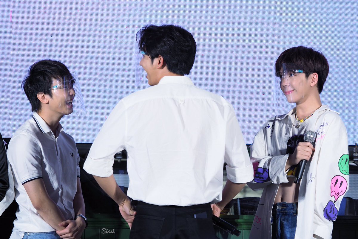 PhotoSissi's tweet photo. Which side do you choose？Think about it na，N'Tum @titlekplee 😅😅😜😜💙
#titlekrt 
#กลจของตต
#LBC2ThailandTourNorth https://t.co/zmJ0SFvXEu