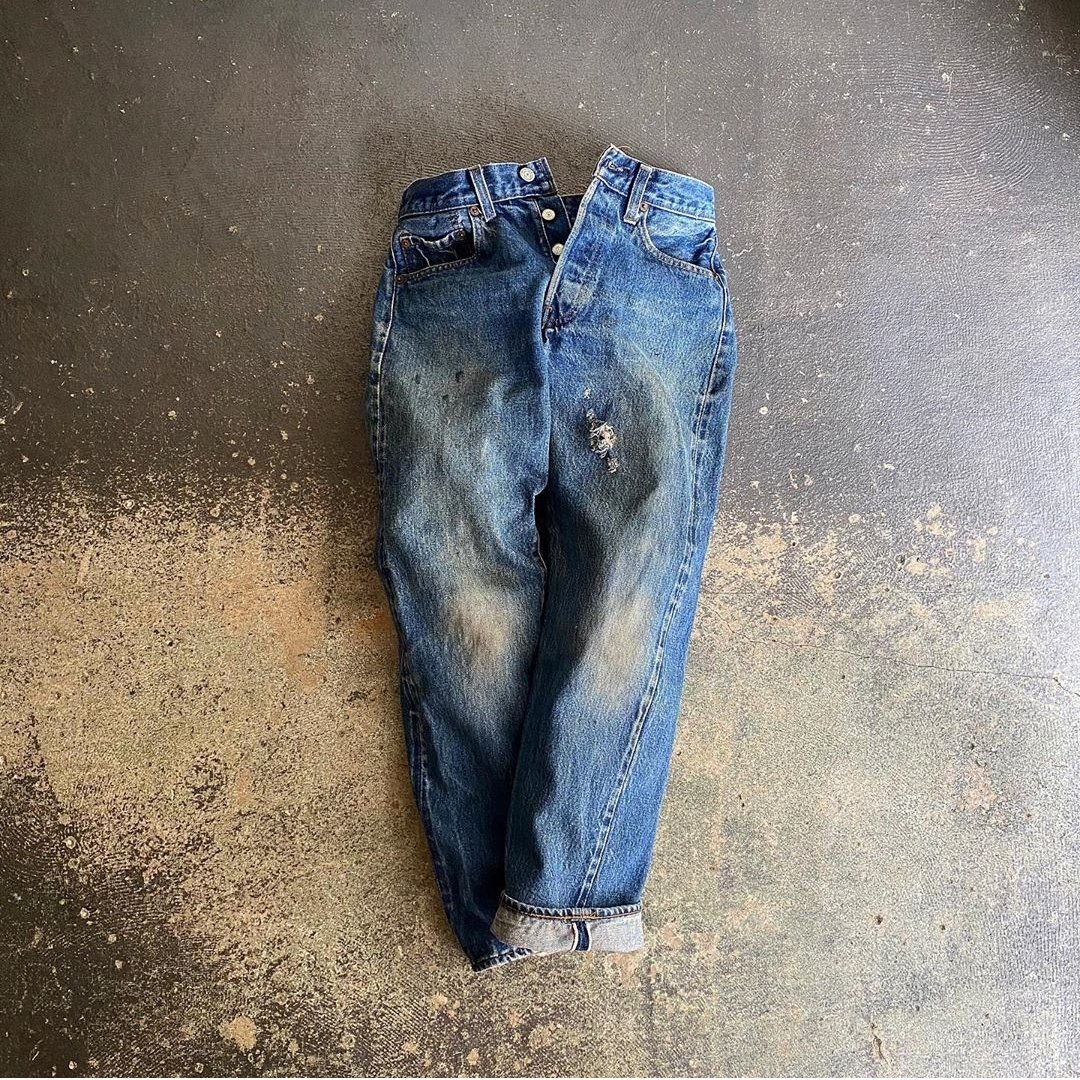 Such a sick shot of these beautifully faded jeans! @flair.vintage, perfect shot... and the perfect floor for showing off your vintage items. 

#vintage #denim #fashion #denimhead #selvedgedenim #selvedge #indigo #drydenim #selvage #selvedgeforum #jeans