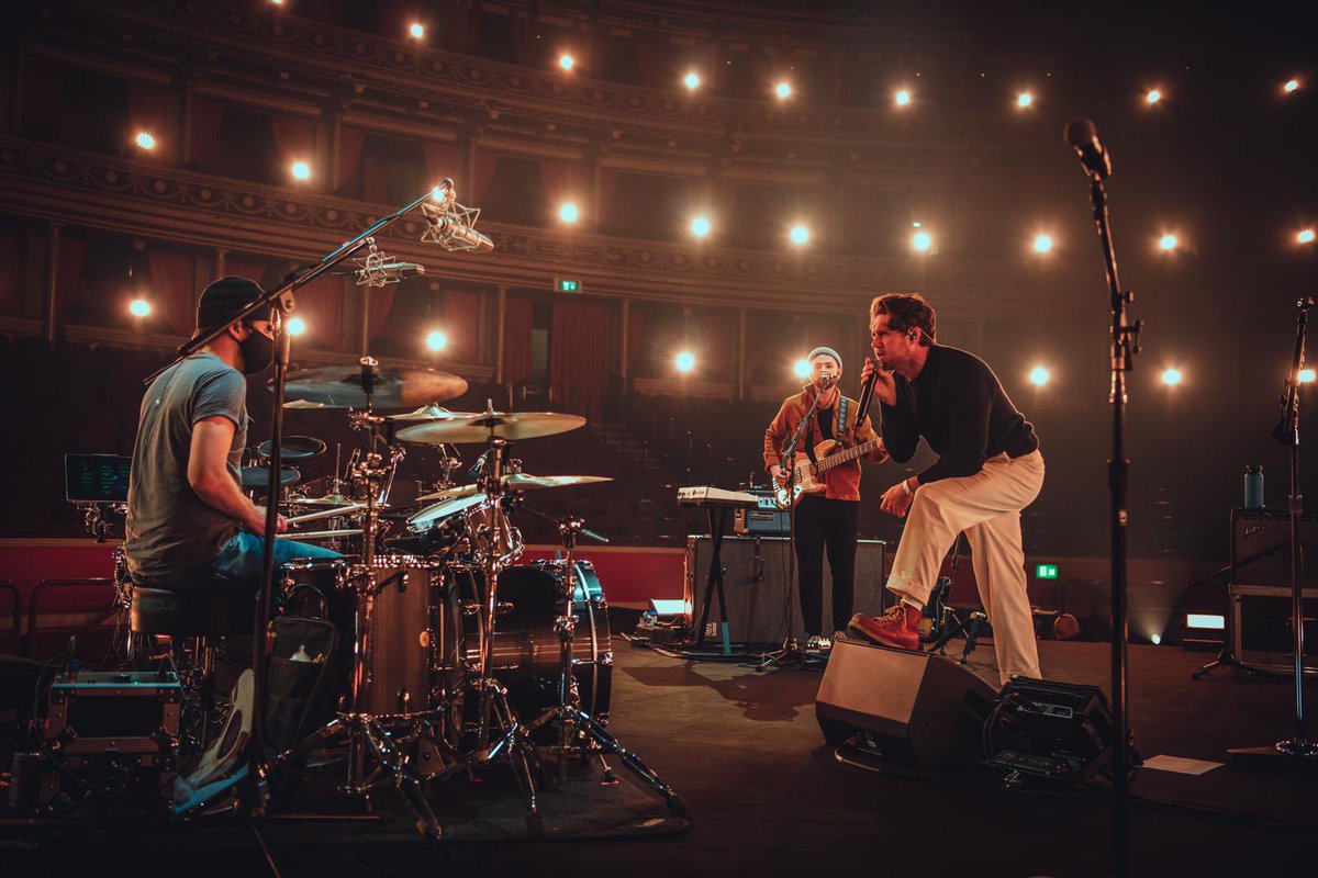 NiallOfficial's tweet photo. Less than 3 hours to go ! Don’t forget, tickets are available right up until the show starts and you can choose whichever time works best for where you are in the world. For more info and tickets go to https://t.co/huqxTnNPHt x https://t.co/v7esT7E4O7