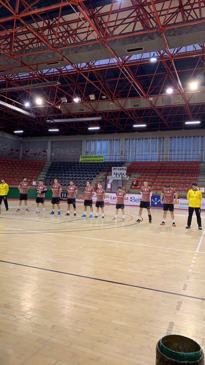 Minuto de silencio por Zarko Trakjovic mítico y grandioso jugador y entrenador de la JD Arrate de Eibar.    DEP. 

#eibar #eibareskubaloia #eskubaloia #gipuzkoaeskubaoia #jdarrate #balonmano