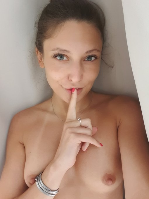 New post for my FanCentro Feed subscribers: How good it feels to masturbate with my panties ..🤤 Subscribe