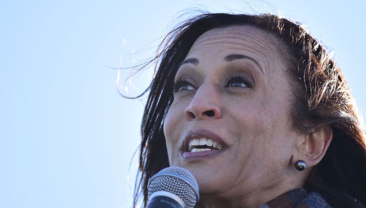 Oregonian's tweet photo. Kamala Harris becomes first Black woman, South Asian elected vice president https://t.co/HdwOAraZHA https://t.co/vASC6mpCUC