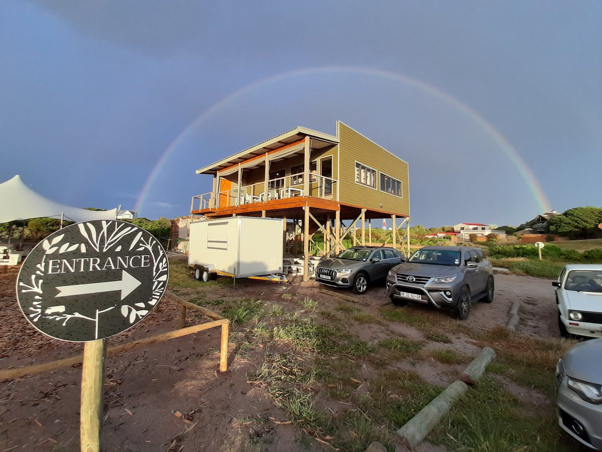 CliffordRobots's tweet photo. Something tells me we're in for a heavenly dinner at #FynbosDeck #PearlyBeach https://t.co/zFGMwYQt1I