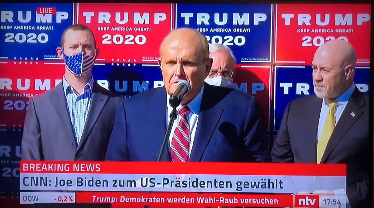Man muss sich schämen, dass er einmal Bürgermeister New Yorks war. Dieser Stadt, die wie keine andere Symbol der Freiheit der USA ist.  #RudolphGiuliani spricht im Namen von <a href="/realDonaldTrump/">Donald J. Trump</a> von Wahlbetrug. Minuten, nachdem Biden die Mehrheit der Wahlmänner erreicht hat.