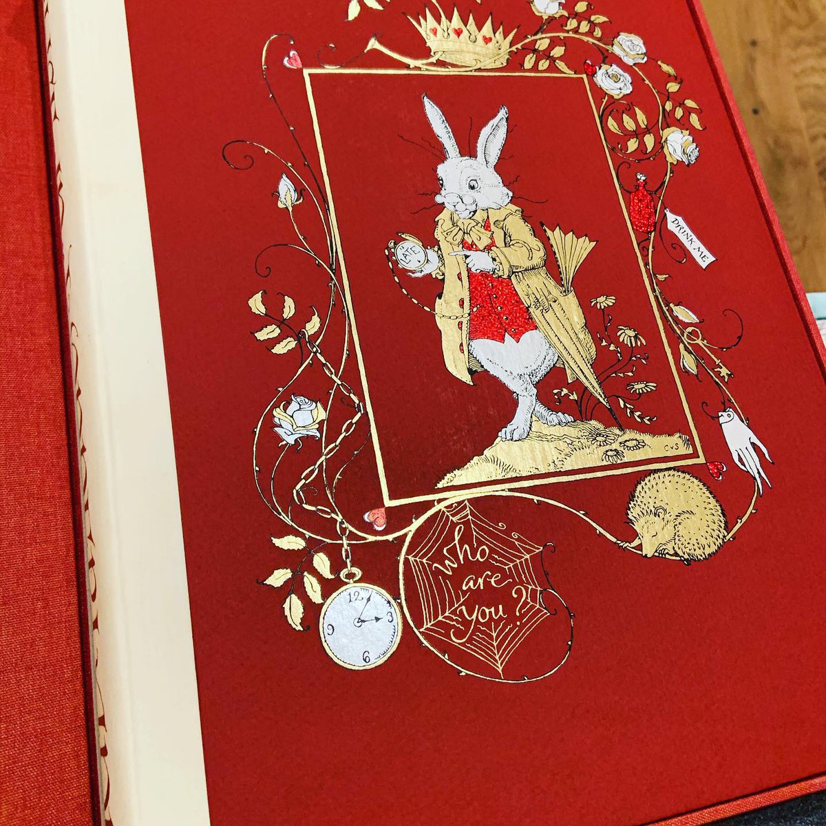 DisVacayFamily's tweet photo. Just looking through some of my Limited Edition books.... look at the artwork and colours in this rendition of Alice’s Adventures in Wonderland! The Copper Plate Etching is superb! Thanks again @foliosociety
#limitededitionbooks #bookstagram #bookcollector #foliosociety https://t.co/04PRiwKkOp
