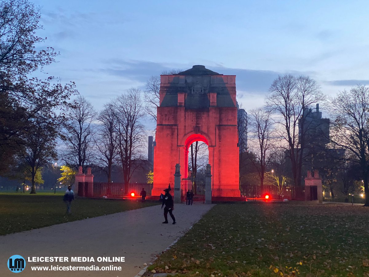 BritishMediaHQ's tweet photo. The Arch of Remembrance in Victoria Park is illuminated in red.
#RemembranceSunday #RemembranceDay #postapoppy #LestWeForget https://t.co/cqorPkVYpk