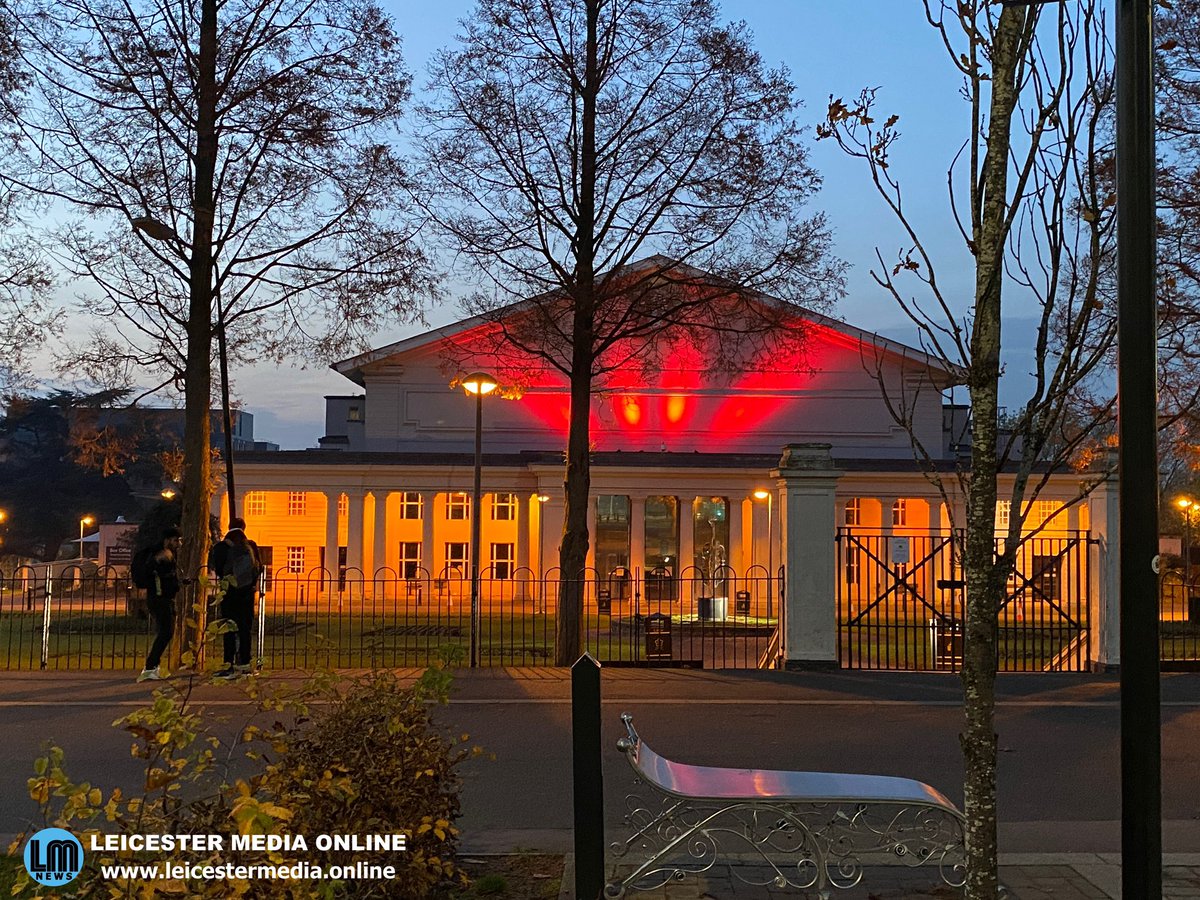 BritishMediaHQ's tweet photo. The Arch of Remembrance in Victoria Park is illuminated in red.
#RemembranceSunday #RemembranceDay #postapoppy #LestWeForget https://t.co/cqorPkVYpk
