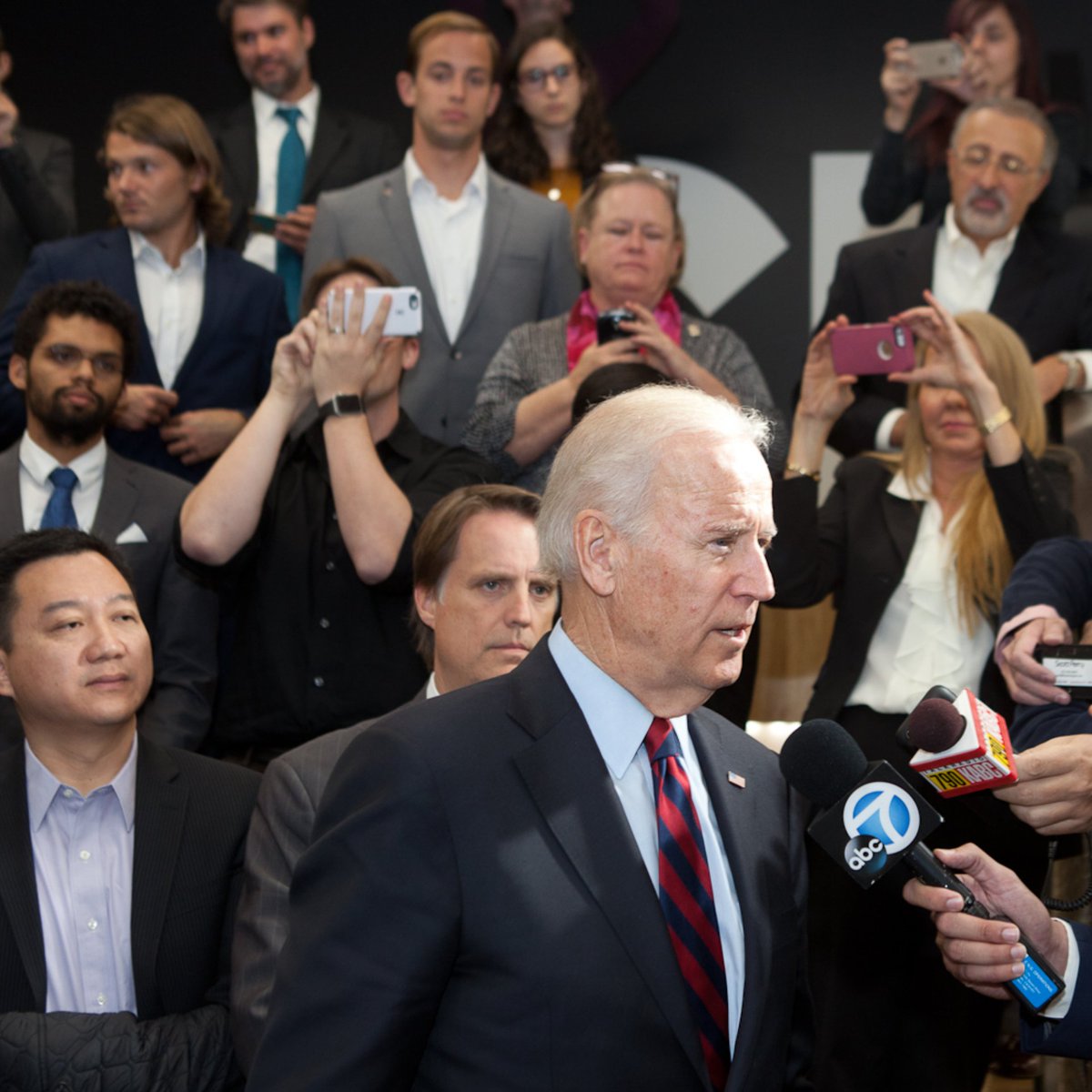 laincubator's tweet photo. Congratulations to President-elect @JoeBiden &amp; Vice President-elect @kamalaharris. LACI looks forward to working with you to advance climate action, transportation electrification &amp; cleantech startup innovation across the US. We look forward to future visits to the campus! https://t.co/OkMYGiGF0U
