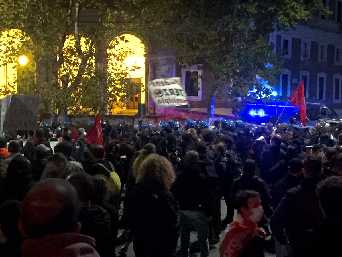 manolo_loop's tweet photo. #Roma
Nessun ricatto tra salute e reddito!

A Porta Pia almeno duemila persone. La polizia mette pressione sui manifestanti https://t.co/n5VHSnyFft