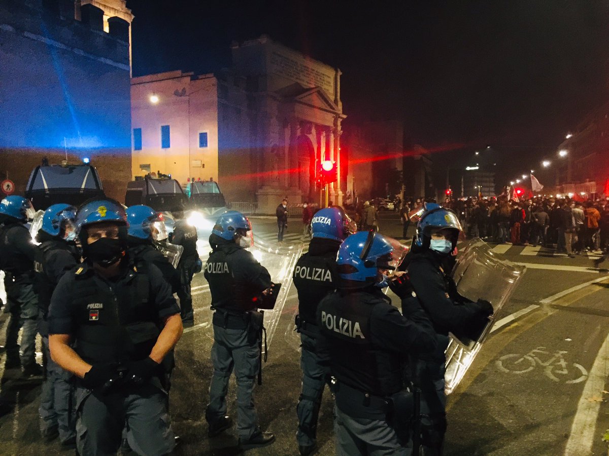 manolo_loop's tweet photo. #Roma
Nessun ricatto tra salute e reddito!

A Porta Pia almeno duemila persone. La polizia mette pressione sui manifestanti https://t.co/n5VHSnyFft