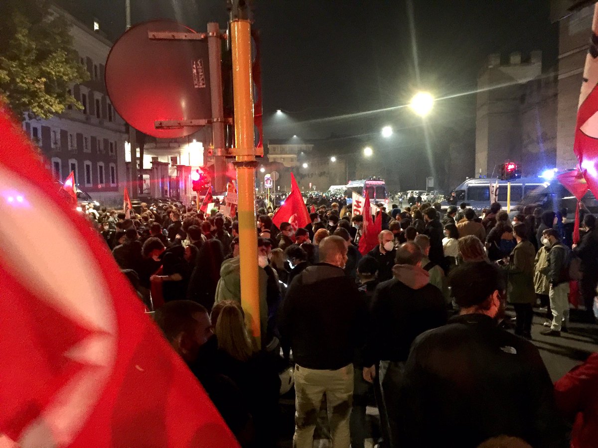 manolo_loop's tweet photo. #Roma
Nessun ricatto tra salute e reddito!

A Porta Pia almeno duemila persone. La polizia mette pressione sui manifestanti https://t.co/n5VHSnyFft
