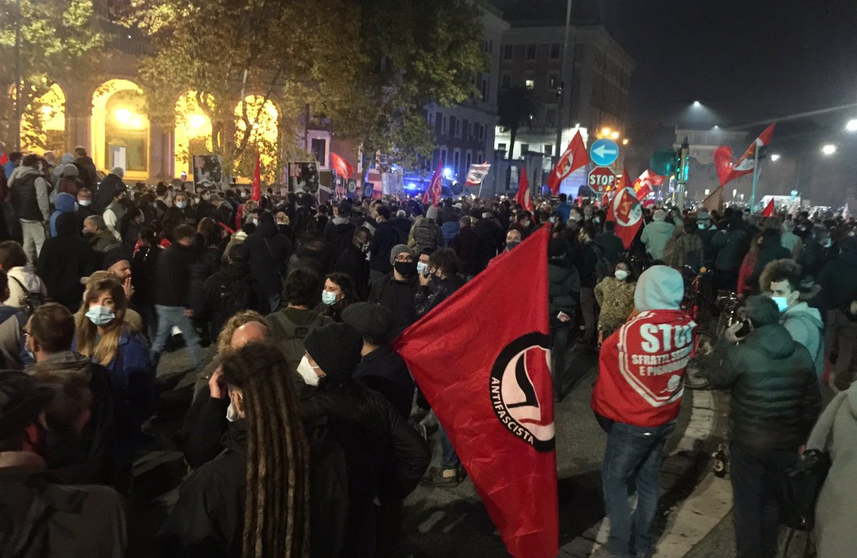 manolo_loop's tweet photo. #Roma
Nessun ricatto tra salute e reddito!

A Porta Pia almeno duemila persone. La polizia mette pressione sui manifestanti https://t.co/n5VHSnyFft