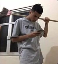 yo eligiendo la canción perfecta para limpiar