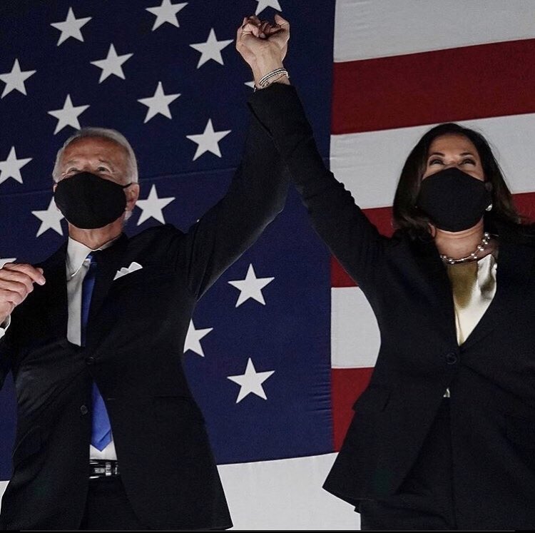 #Internacionales
Joe Biden se convierte en el presidente número 46 de Estados Unidos, después de haber conquistado el estado de Pensilvania. A su vez Kamala Harris se convierte en la primera mujer Vicepresidenta de Estados Unidos 🇺🇸 
Asi lo reportaron las cadenas CNN, CBS y NBC.