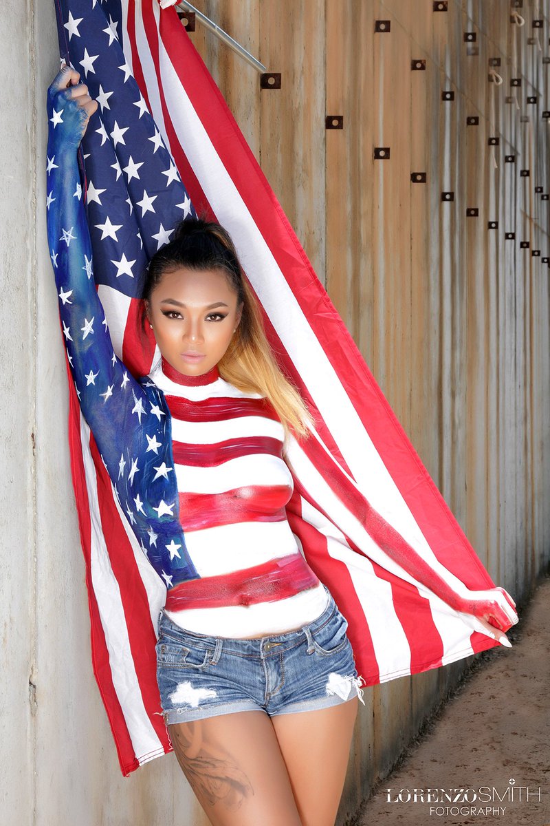 bodypaintqueen's tweet photo. Bi Den! 🇺🇸🇺🇸🇺🇸🇺🇸 America it’s a Great day to be a WOMAN! And of Color! 🇺🇸 
#bodypaint by me @ciarathepainter @bodypaintqueen 
#Photography @lsfotography1 
Models:
@Tiffhoney 
#BidenHarris2020  #thisisamerica #KamalaHarris #DumpTrump  #americangirl #atlantabodypaint  #PaintHer https://t.co/osFhCQzwfe