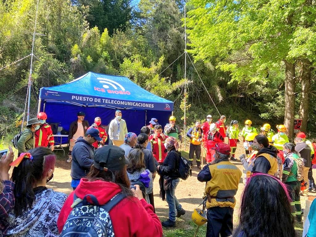 FTBiobio's tweet photo. Nuestros voluntarios, se encuentran en la ciudad de #Curacautín apoyando en labores de búsqueda, de la joven Paola Alvarado, al cumplirse 2 años de su desaparición. @ICEBiobio @BURCATOME @AmasTome @ong_sarbiobio @FKurtMartinson https://t.co/YY5AA2Qwgr