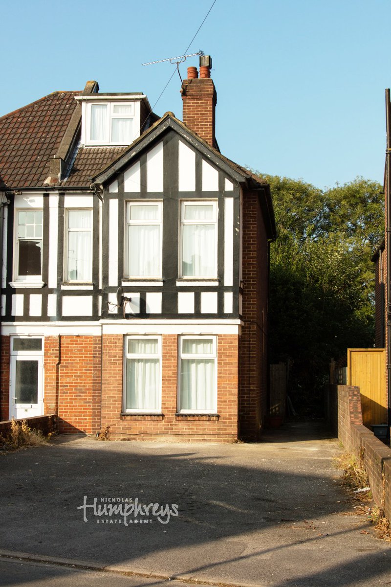 NHPortswood's tweet photo. 🏡Property of the Day🏡

Arthur Road, SO16
+ 6 Bedroom #House
+ £115PPPW
+ 1 minute walk to local #pub😉
+ Shirley Area
+ #Driveway😍
+ Fully Furnished, Bills All Inclusive!💰
+ Perfect for #Solent University #Students

Want a viewing? Comment Below! https://t.co/Gdk37Fyd8y