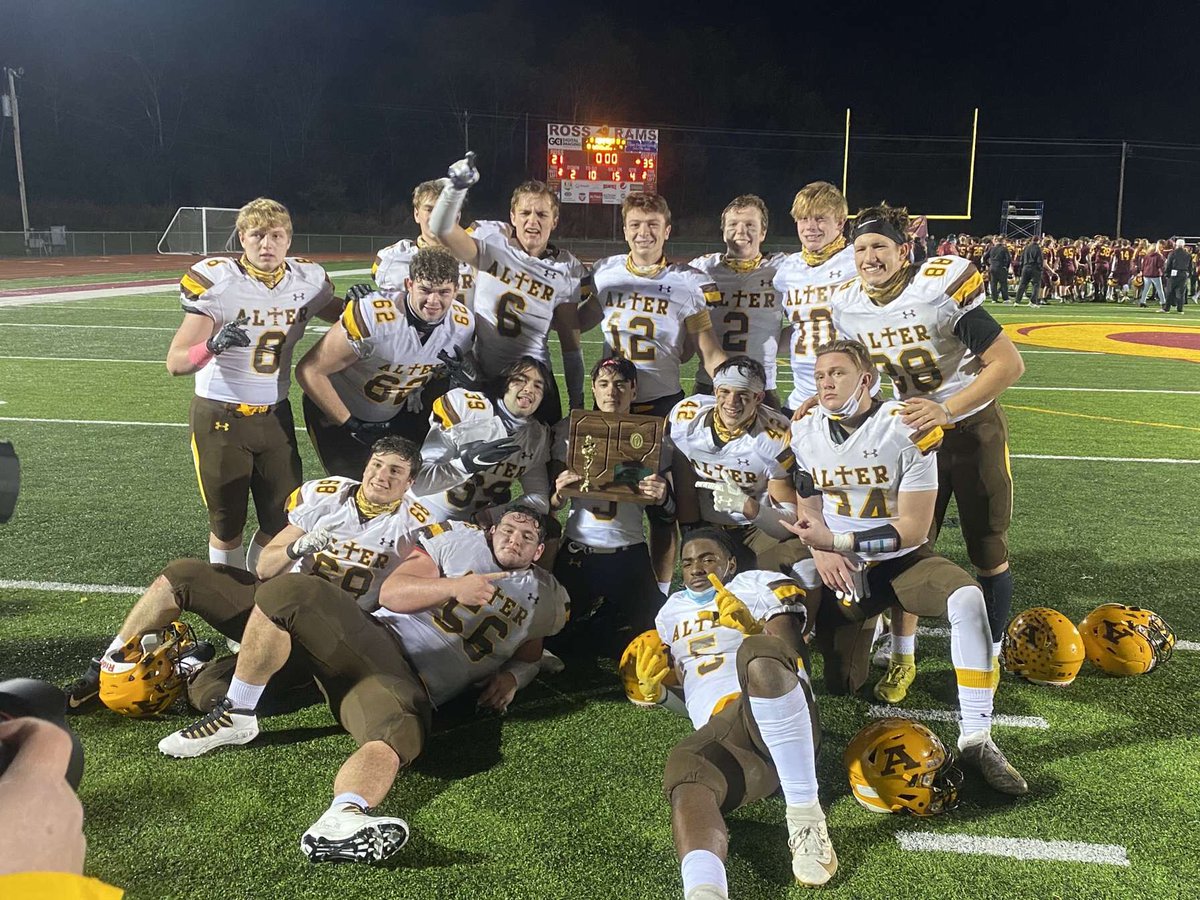 Branden5mc's tweet photo. Regional champions ๐ช๐ฝ๐ฅ, but we not done yet!!!! #longlivecoachimber #longliveyayo #longliveleek https://t.co/qZAwq9b03h