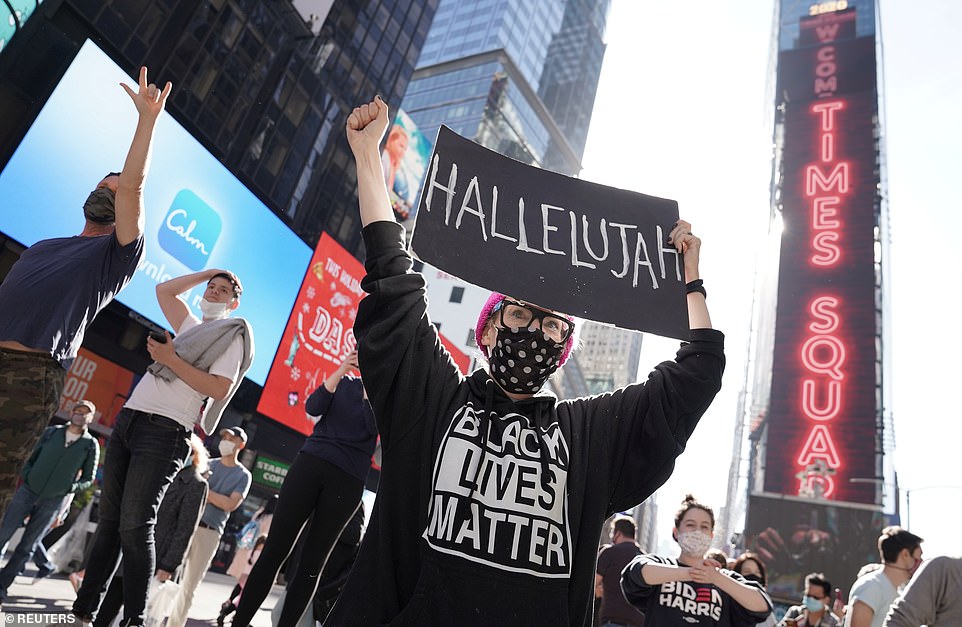 Daily_MailUS's tweet photo. Celebrations break out across America with pedestrians dancing in the streets as Joe Biden is named the next president of the United States https://t.co/Nks2qWWcfZ #Election2020 https://t.co/1fKeYUC4XW