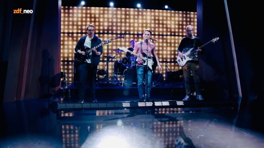 TravellingStone's tweet photo. 3 Jahre ist es her, dass unsere Wiedervereinigung im @zdfmagazin einen Meilenstein der internationalen Musikszene gesetzt hat. Das spielte wohl auch keine unerhebliche Rolle dabei, den blassen, dünnen Jungen @janboehm endlich im #Hauptprogramm sehen zu dürfen😏
Glückwunsch!🥂🎉 https://t.co/ZDspK4KrZH