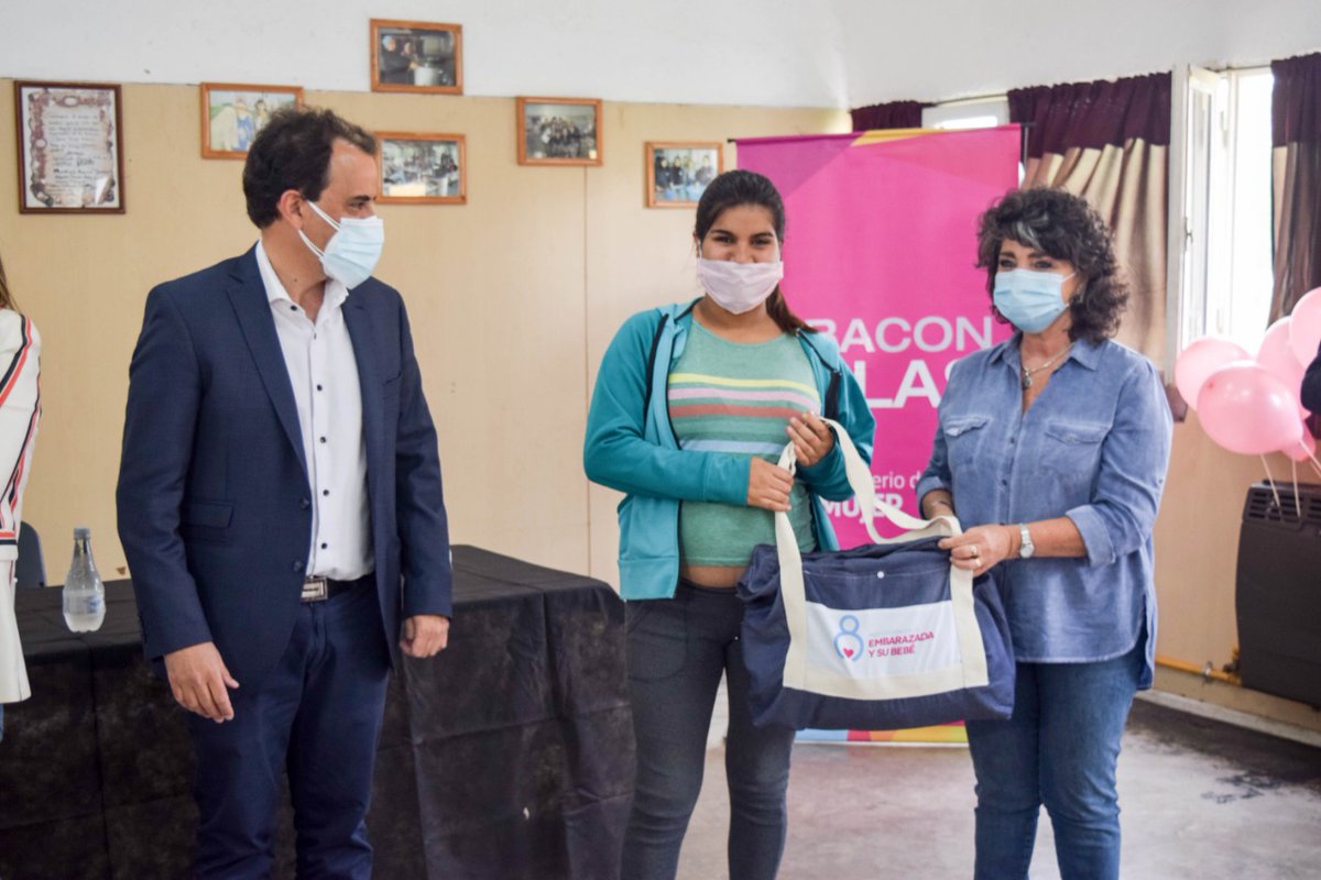 secdelamujercba's tweet photo. 🙋 El programa #CbaConEllas estuvo en distintos barrios de la ciudad de Río Cuarto con sus distintos programas. Junto con el Intendente @jmllamosas y la Directora General de la Delegación del Gobierno de la provincia de Córdoba en Río Cuarto, Samantha David. https://t.co/efm9Vtq81s