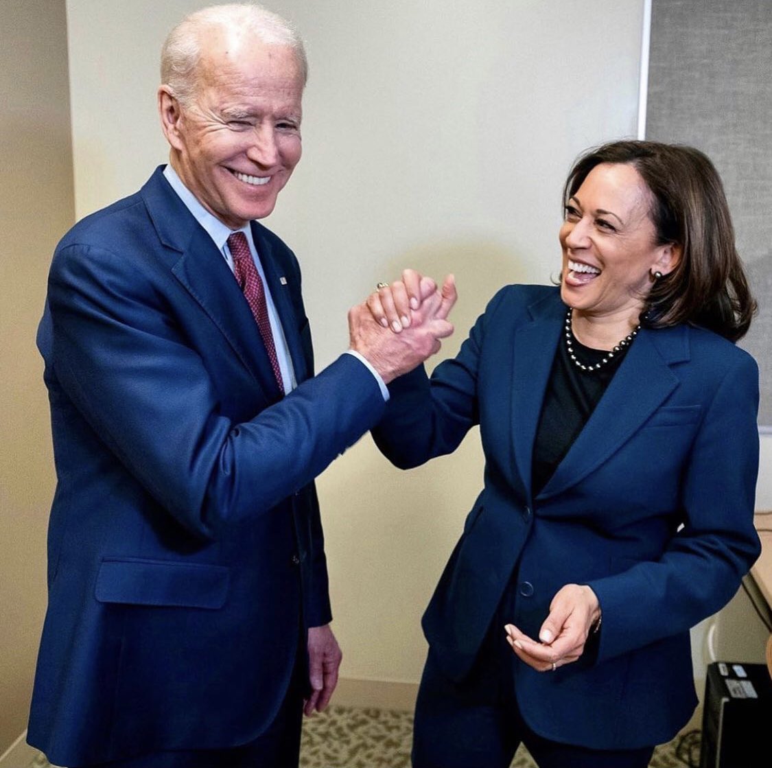 cold_press_news's tweet photo. Es oficial, Joe Biden gana la elección. Y aún cuando estamos empezando a ver más mujeres y personas como @KamalaHarris y @AOC tomar posiciones de poder, todavía hay mucho por hacer. Por ahora, wujú! por el hecho de que Harris se volvió la primera mujer VP en EUA. #EstoyConElla https://t.co/41knQZtZYF