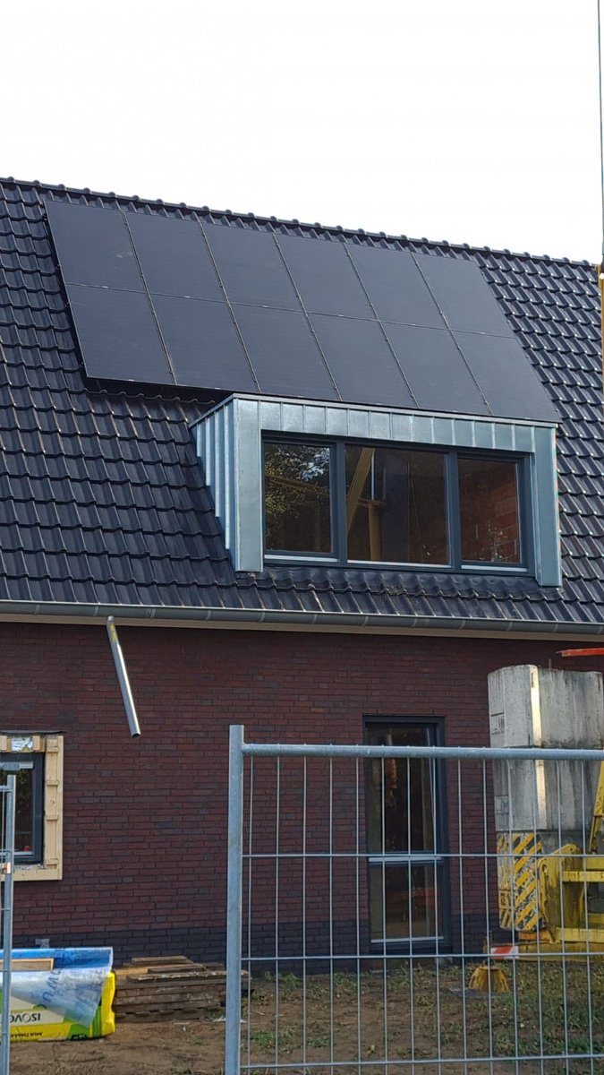 RegioService's tweet photo. Ook deze week weer diverse zonnepanelen geïnstalleerd met @Enphase micro omvormers. 25j productgarantie. #laatdezonmaarschijnen https://t.co/5t8fvXzYmW