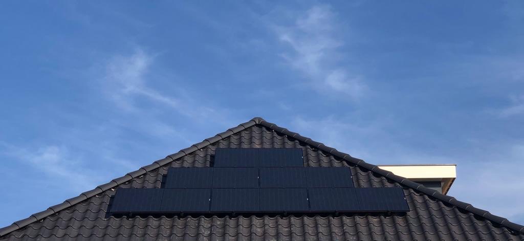 RegioService's tweet photo. Ook deze week weer diverse zonnepanelen geïnstalleerd met @Enphase micro omvormers. 25j productgarantie. #laatdezonmaarschijnen https://t.co/5t8fvXzYmW