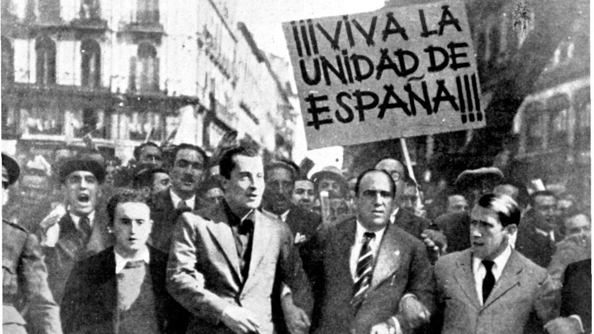 El_Cosaco_'s tweet photo. El contexto: una convocatoria de fascistas. Fascistas, sí, porque utilizan la bandera que se elaboró a partir de este emblema que portaron los fundadores de Falange y sus consignas. https://t.co/kiipxJzbp2