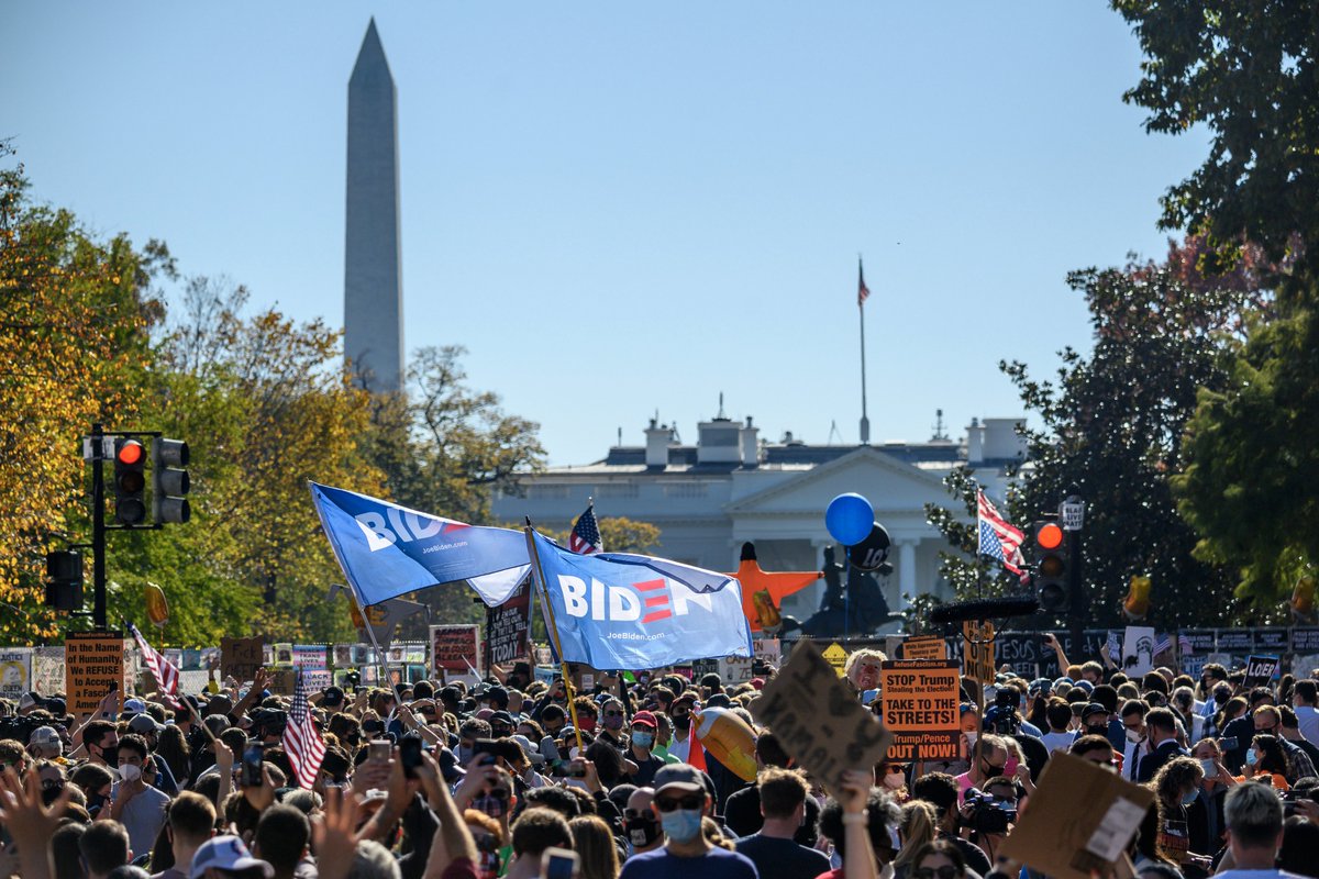 Phil_Lewis_'s tweet photo. Outside of the White House right now. 

(Getty/Eric Baradat) https://t.co/RMN3F2OLJB