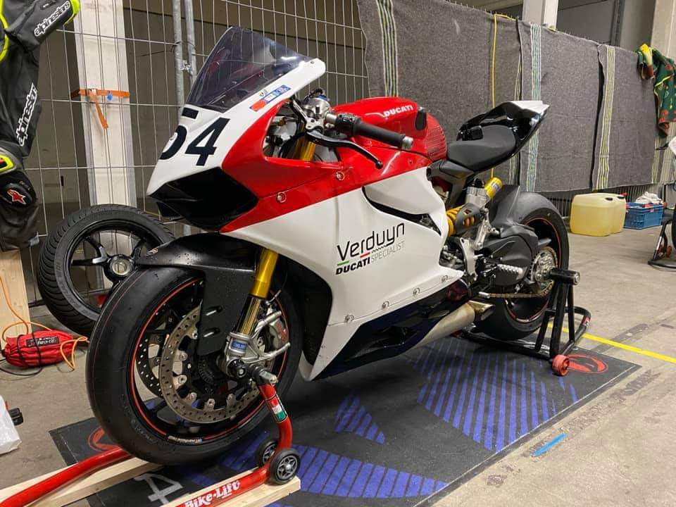 motorgestolen3's tweet photo. Vannacht is deze motor gestolen uit de parkeergarage in Rotterdam (Delfshaven).
Rond half 4 vannacht is deze uit de garage gehaald. 
Als iemand iets weet let me know.
Delen word gewaardeerd.

Frame nummer : ZDMH800ABCB004218 https://t.co/5FpQGBe2j9
