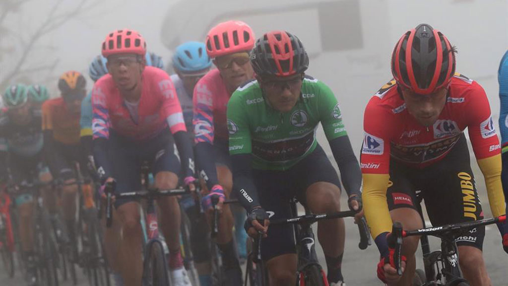 csurDeportes's tweet photo. Primoz Roglic sobrevive al ataque de Carapaz y es virtual campeón de La Vuelta 
🌐 https://t.co/lBdLDqfpsI https://t.co/4vmmwepn1V