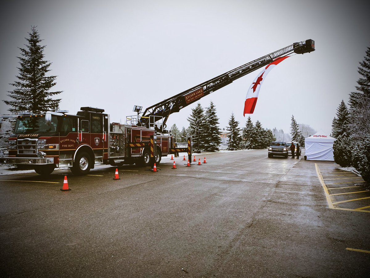 SylvanLakeFire's tweet photo. Members of #sylvanlakefire are assisting
the @RoyalCdnLegion at 4916 50 ave @SylvanLake_AB for a drive-thru #Poppy drive from
11:00 to 4:00 today. Where you can still donate & pick up your poppy.
#royalcanadianlegion #remembranceday #sylvanlake #slfd #remembranceday2020 https://t.co/rgFOJQtLrK