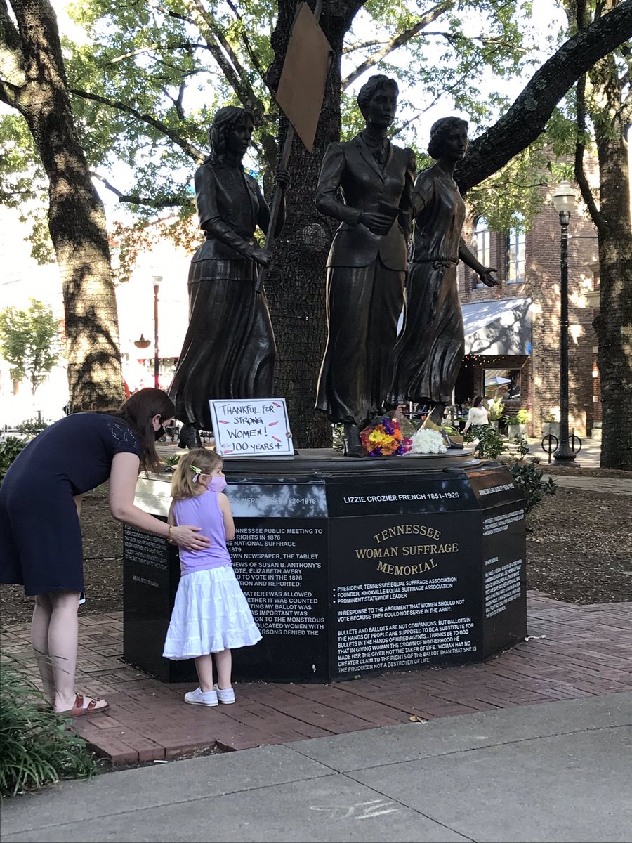 Riley_Sarah's tweet photo. Women are lined up in downtown Knoxville to get their photo here today. https://t.co/1WASJyQFx6