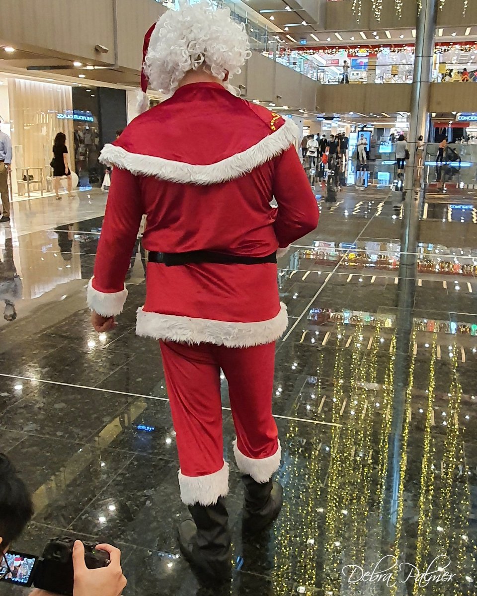 palmerdebra's tweet photo. Just another work day 😊 #justanotherworkday #ilovemyjob #christmas #eventsandentertainment https://t.co/7i1cD0hjjm
