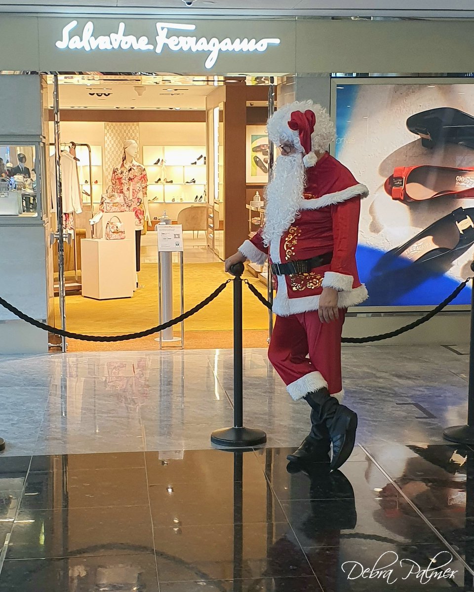 palmerdebra's tweet photo. Just another work day 😊 #justanotherworkday #ilovemyjob #christmas #eventsandentertainment https://t.co/7i1cD0hjjm