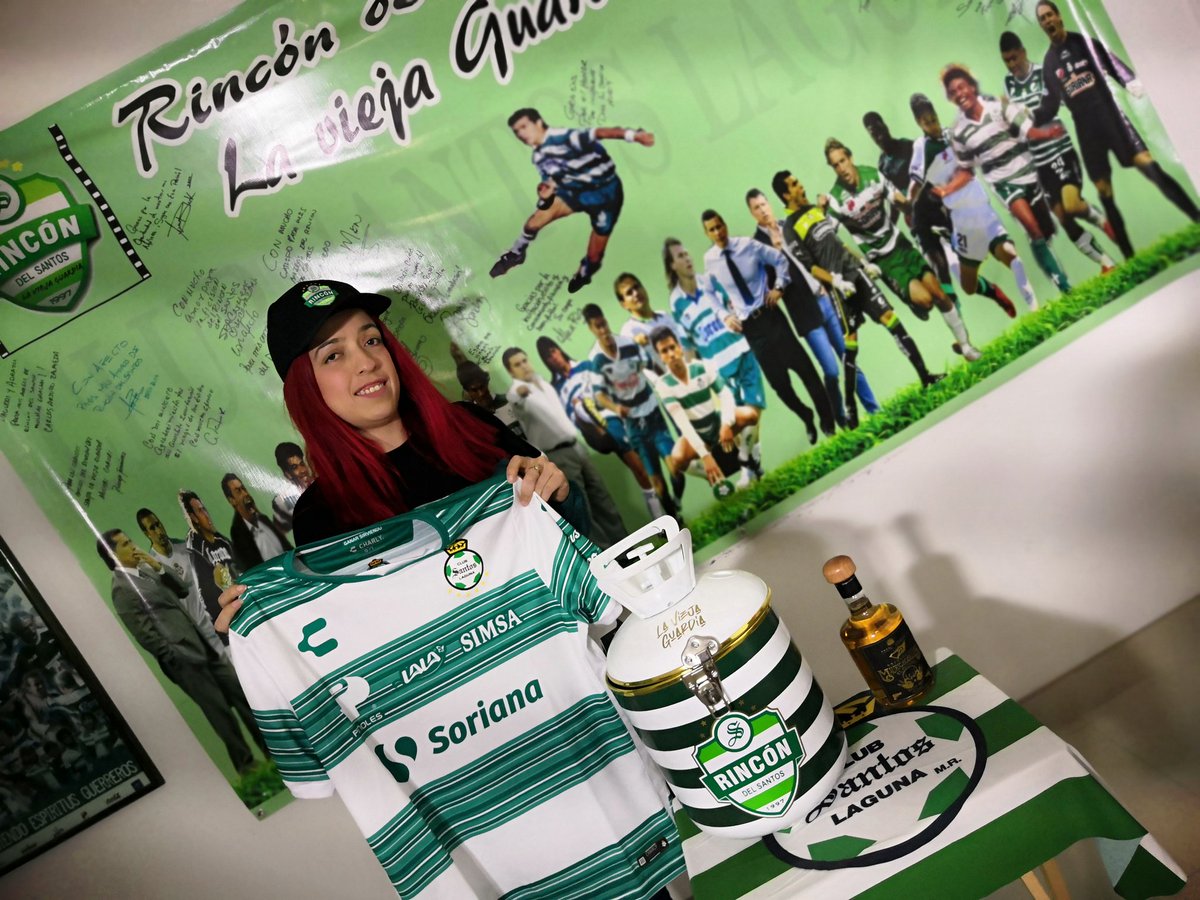 LvgRincon's tweet photo. ¡Cumpliendo! La ganadora @CynthiaK0923 recibiendo su gorra y hielera de @LvgRincon, playera oficial de @ClubSantos cortesía de #LalitoShop y su botella de @DestiladoMC cortesía de @MauriceCollier.
Gracias por sintonizar #ElPrecopeo y participar dando sus pronósticos. #Enhorabuena https://t.co/JXCFnnnGir