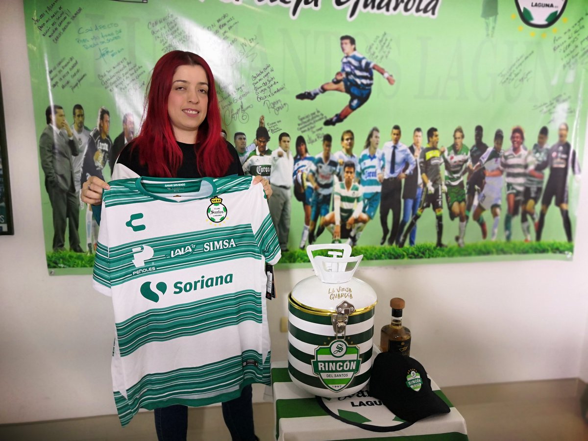 LvgRincon's tweet photo. ¡Cumpliendo! La ganadora @CynthiaK0923 recibiendo su gorra y hielera de @LvgRincon, playera oficial de @ClubSantos cortesía de #LalitoShop y su botella de @DestiladoMC cortesía de @MauriceCollier.
Gracias por sintonizar #ElPrecopeo y participar dando sus pronósticos. #Enhorabuena https://t.co/JXCFnnnGir