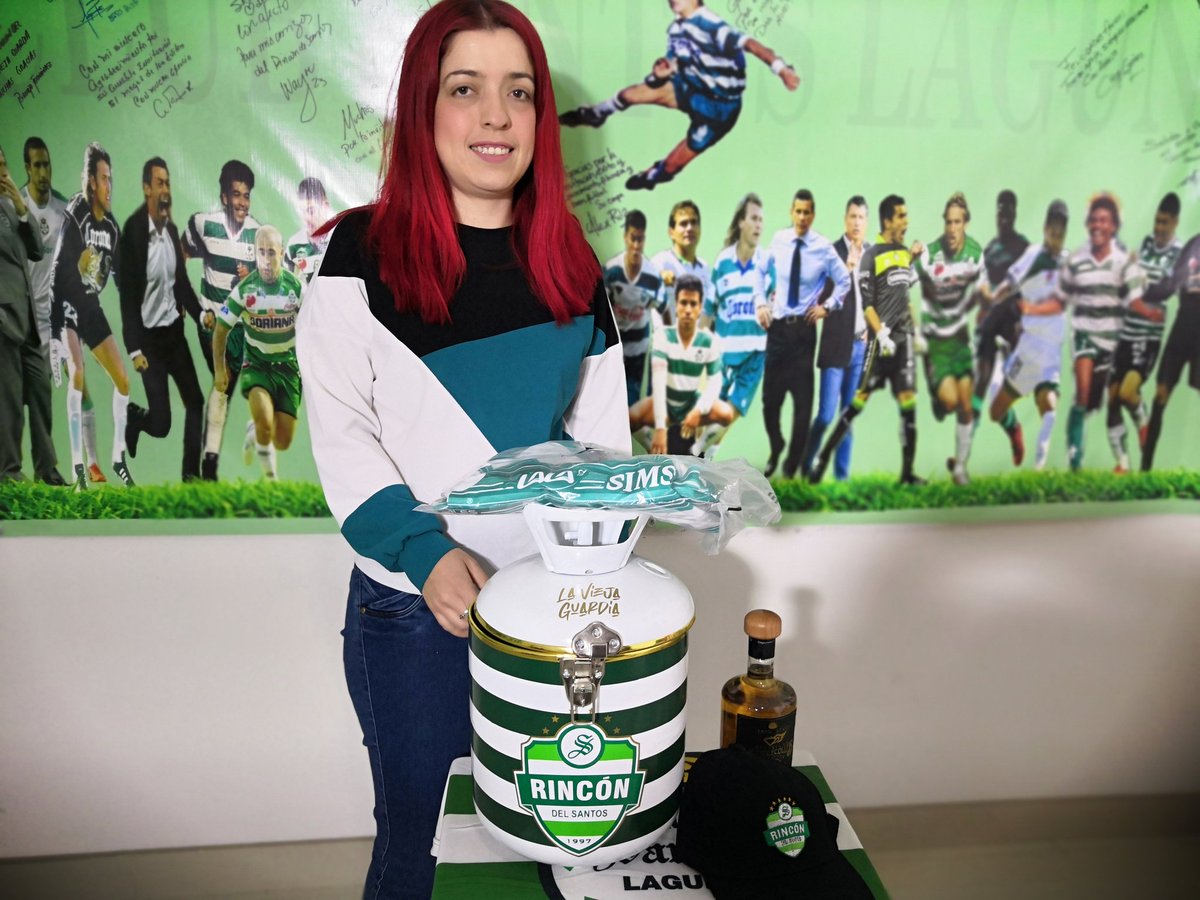 LvgRincon's tweet photo. ¡Cumpliendo! La ganadora @CynthiaK0923 recibiendo su gorra y hielera de @LvgRincon, playera oficial de @ClubSantos cortesía de #LalitoShop y su botella de @DestiladoMC cortesía de @MauriceCollier.
Gracias por sintonizar #ElPrecopeo y participar dando sus pronósticos. #Enhorabuena https://t.co/JXCFnnnGir