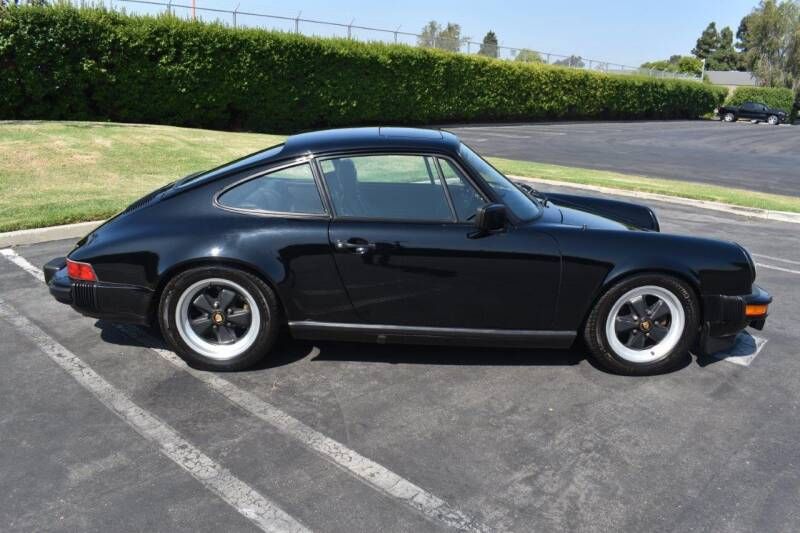 porschelife31's tweet photo. This 1983 #Porsche 911 SC Coupe is finished in the classic Black over a Black leather interior. It has a 3.0L flat-six engine with just under 71k original miles that is paired with a 5 speed manual transmission. #Classifind

▶️ https://t.co/l5AO2zI94K https://t.co/wR2WlCrSs2