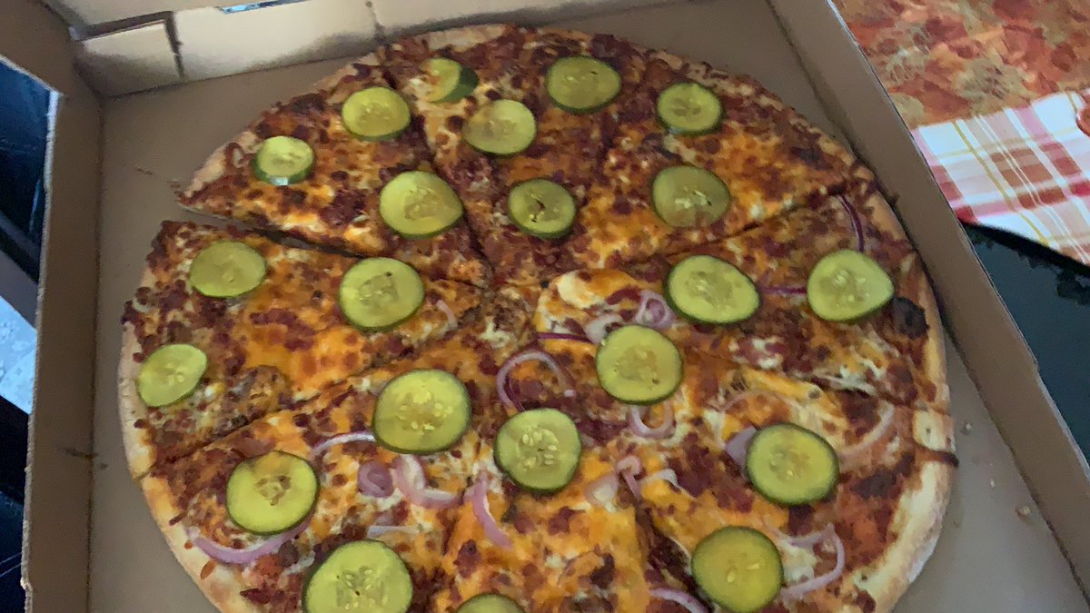 schmidt_radio's tweet photo. Grub is here from @LazzariSouth good to see @glist29 ! @sethregan11 #CheeseburgerPie https://t.co/oiUVeTzhyc