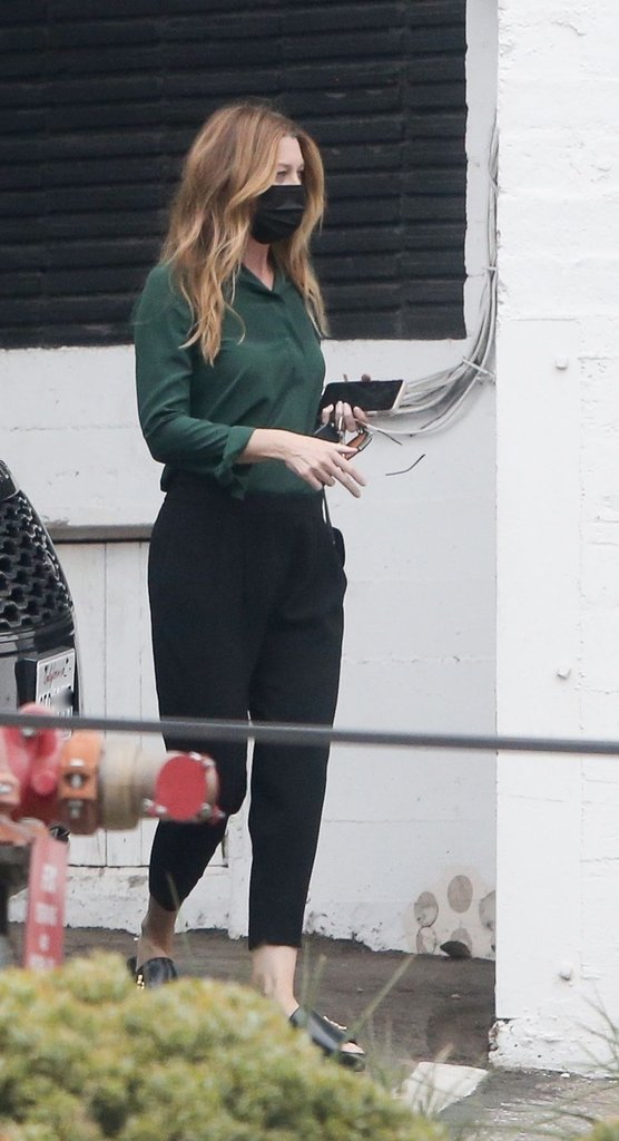 QueenxMeredith's tweet photo. Outfit on point 💯 + #hairporn #Queen 👑💚 https://t.co/AyolER7lC5