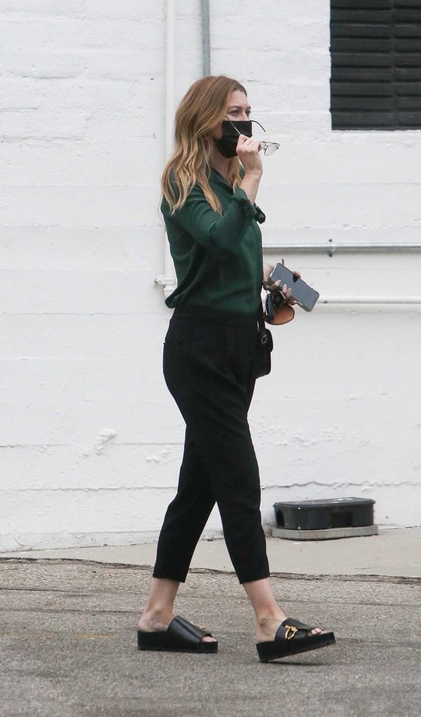 QueenxMeredith's tweet photo. Outfit on point 💯 + #hairporn #Queen 👑💚 https://t.co/AyolER7lC5